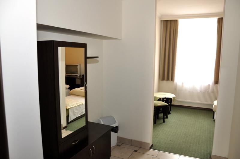 Stary Dwor Bed & Breakfast เชอวีซ ภายนอก รูปภาพ